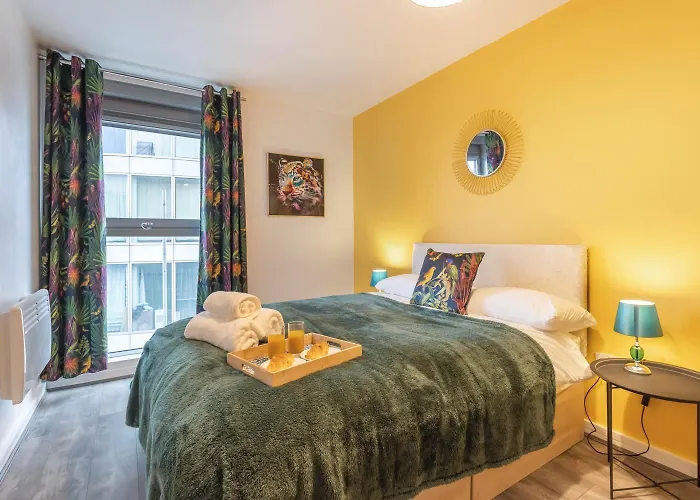 Stylish 2 Bedroom City Centre Apartment Sleeps 6 With Free Convenient Bullring , Grand Central Parking