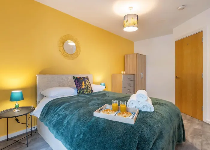 Stylish 2 Bedroom City Centre Apartment Sleeps 6 With Free Convenient Bullring , Grand Central Parking