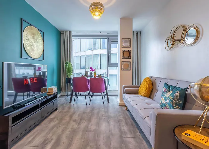 Stylish 2 Bedroom City Centre Apartment Sleeps 6 With Free Convenient Bullring , Grand Central Parking