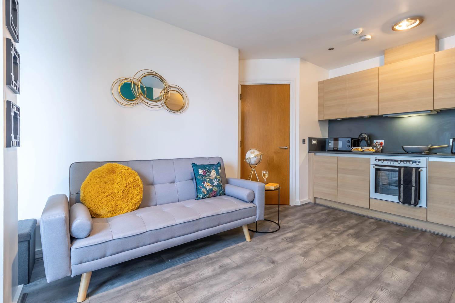 Stylish 2 Bedroom Centre With Free Convenient Bullring , Grand Parking Apartment *
