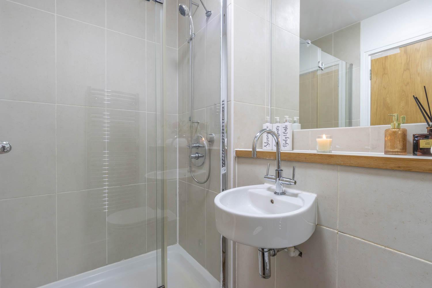 Apartment Stylish 2 Bedroom Centre With Free Convenient Bullring , Grand Parking *