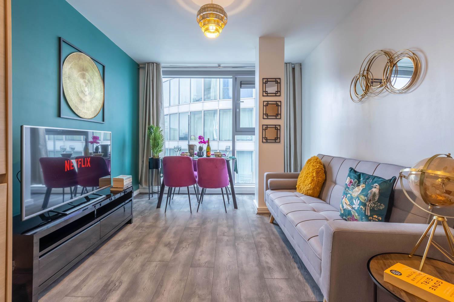 Apartment Stylish 2 Bedroom Centre With Free Convenient Bullring , Grand Parking *